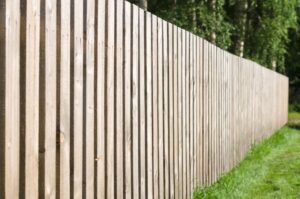 Wood Fencing Vs. Vinyl Fencing